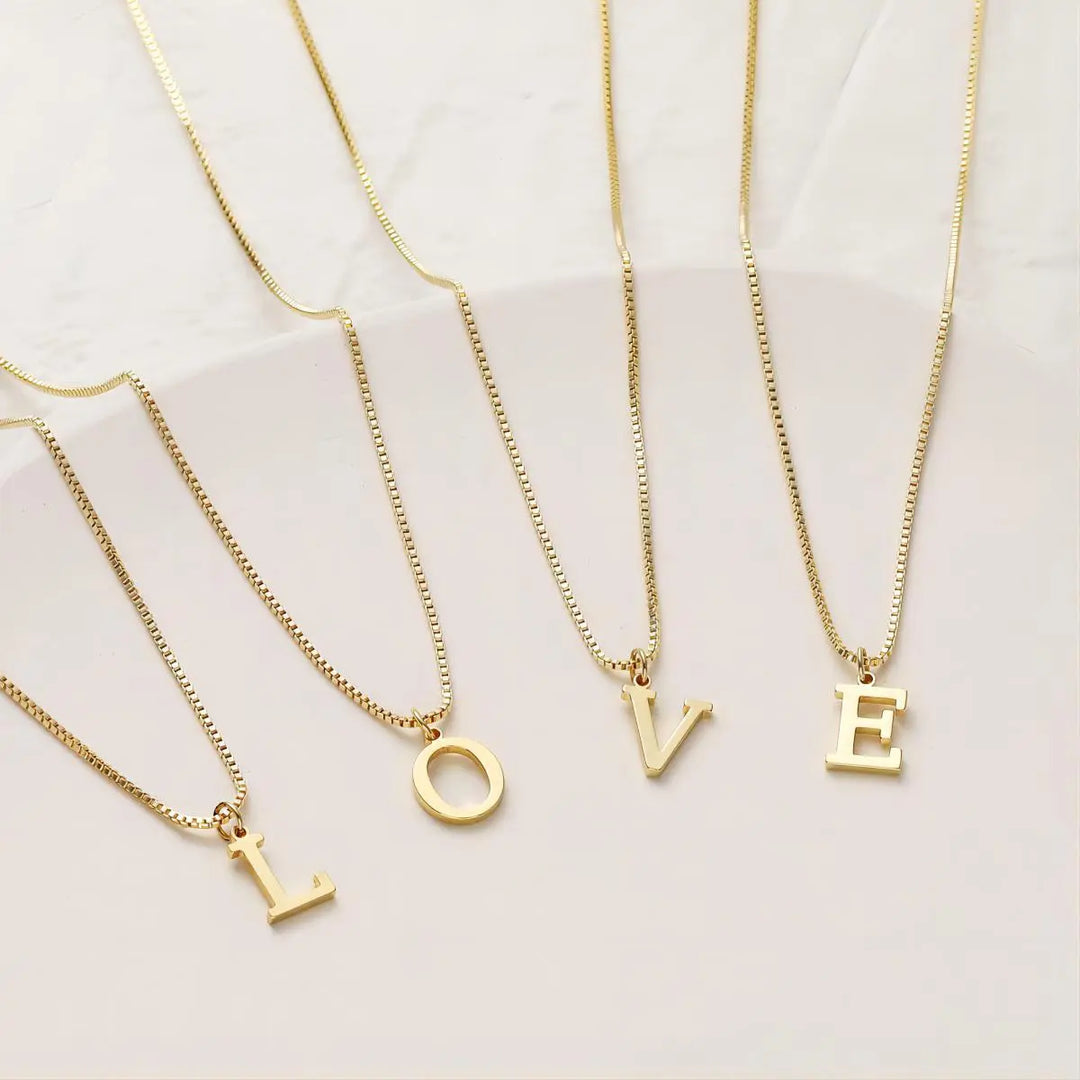 Collier avec des initiales de lettres d'amour
