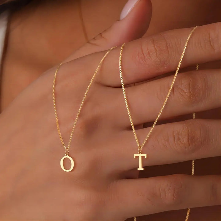 Collier avec des initiales de lettres d'amour