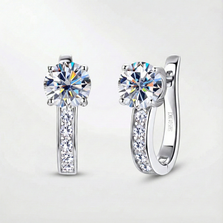 Boucles d’oreilles créoles avec moissanite sertie en canal